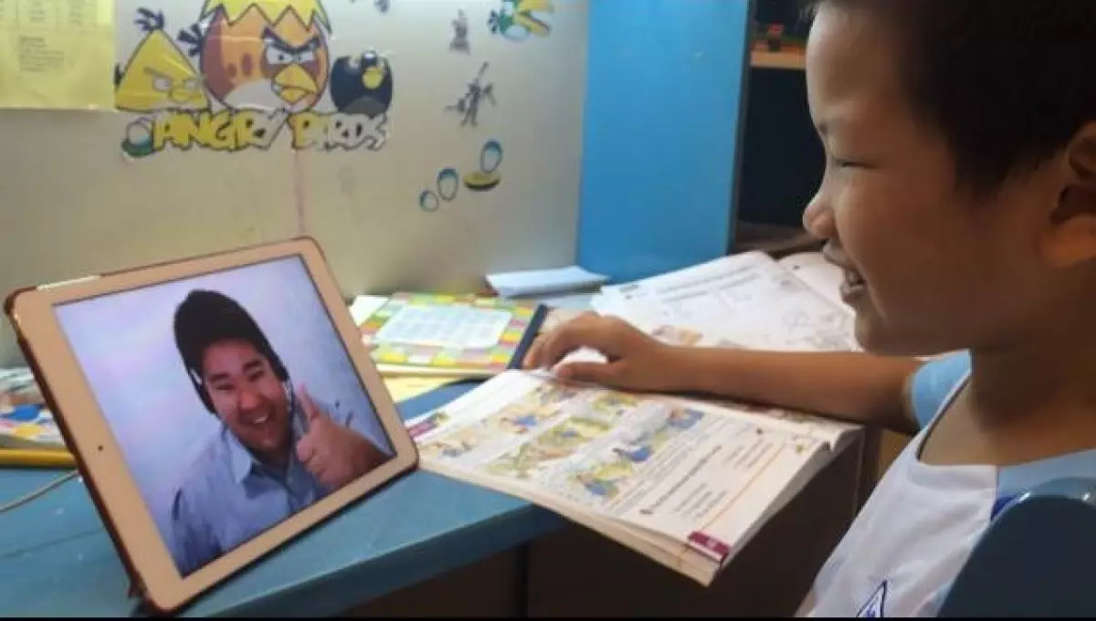 Một bạn nhỏ đang theo học tiếng Anh online một thầy một trò với giáo viên nước ngoài tại HomeClass.vn