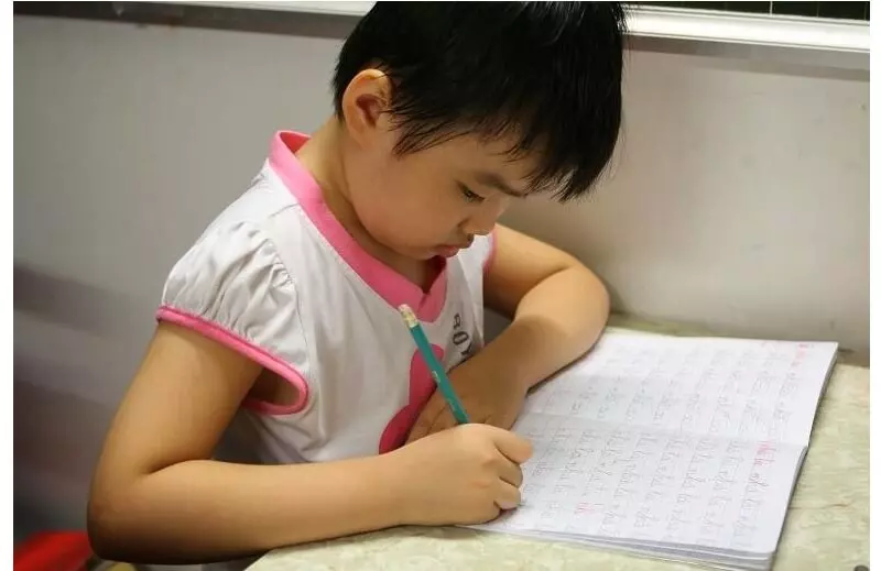 Khi bé tập viết không nên tạo áp lực cho bé. (Ảnh: Vnexpress)