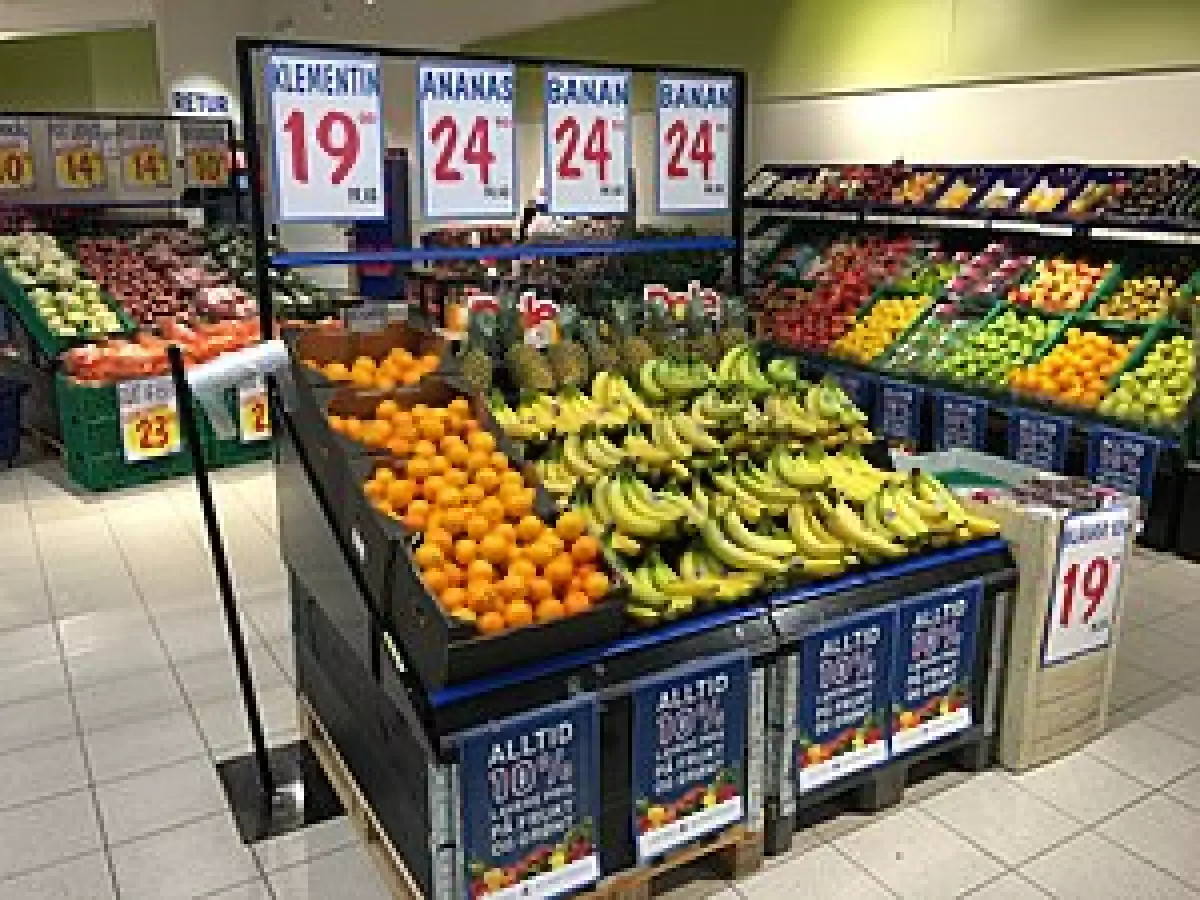 Nhiều loại trái cây được bày bán tại một cửa hàng tạp hóa