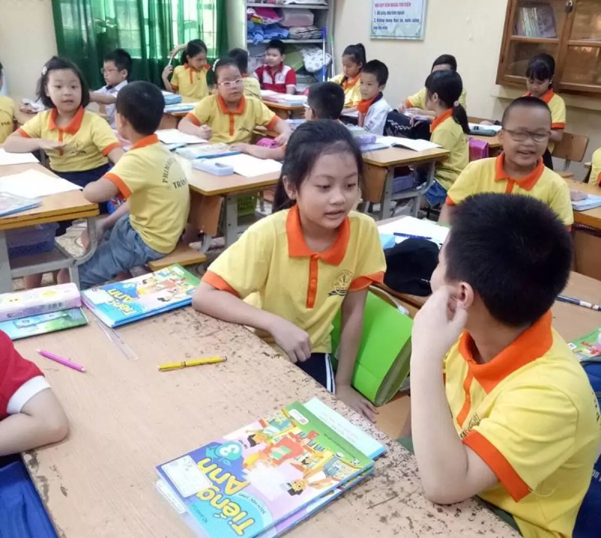 Chơi trò chơi tiếng Anh giúp học sinh lớp 3 tạo cơ hội giao tiếp bằng ngoại ngữ. (Ảnh: http://thtranphu.tpbacgiang.edu.vn)