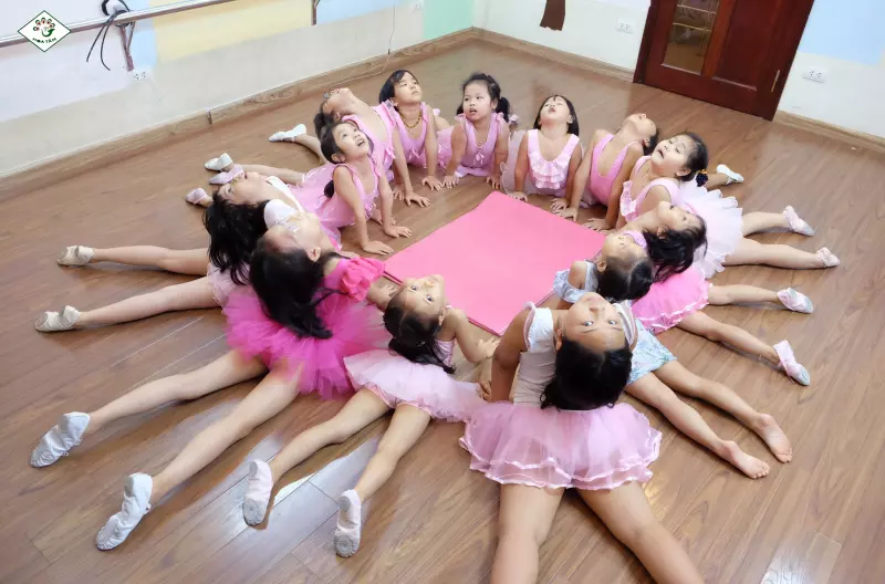 Cùng bé tham gia học múa tại Câu lạc bộ Giáo dục - Nghệ thuật Sao Linh Đàm.