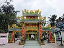 Người dân tại Đền thờ Trần Nhân Tông, Huế