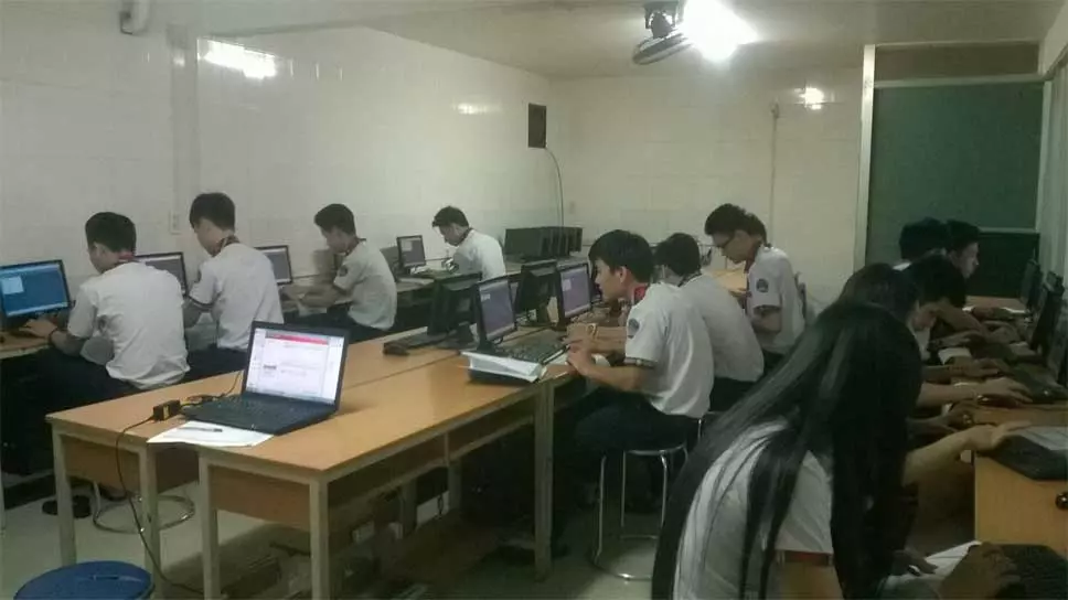 Trang bị máy vi tính, kết nối Internet giúp học sinh tìm tòi và học hỏi thông tin.