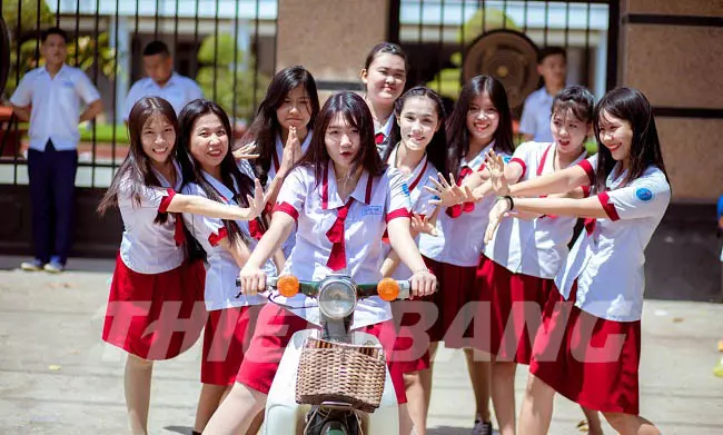 Đồng phục cấp 3 Hà Nội - THPT Trường Chinh với sắc đỏ cực kỳ nổi bật