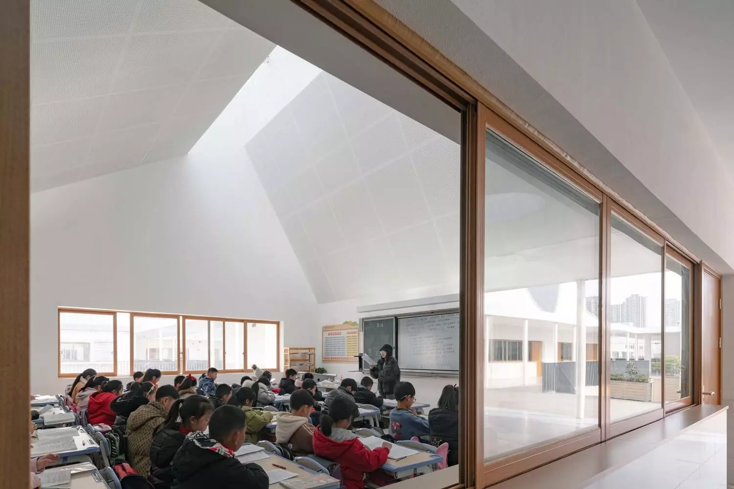 Một lớp học tại trường tiểu học Qingyijiang, Trung Quốc theo phong cách tối giản